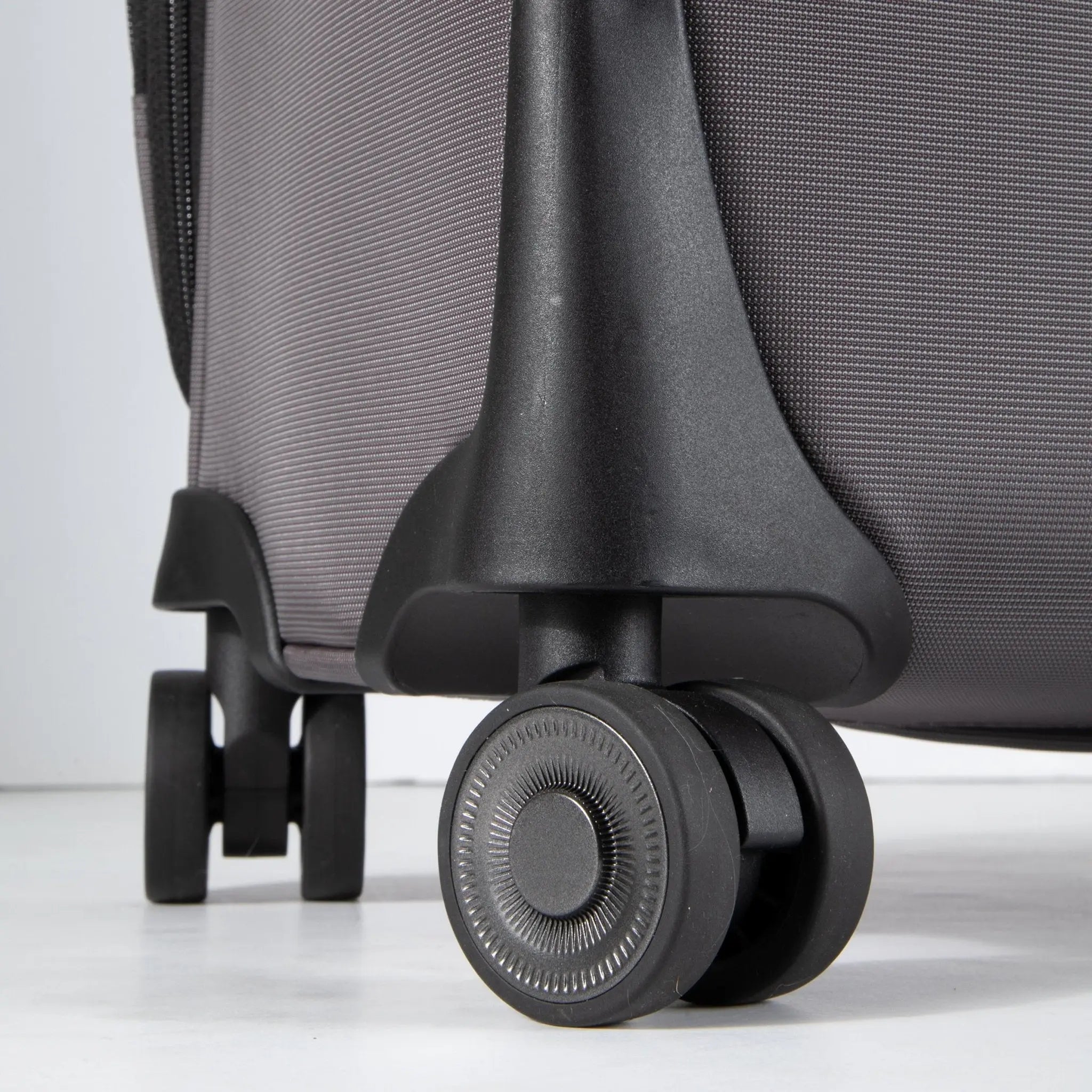 Ricardo Beverly Hills Montecito 3.0 Softside Large Check-In Expandable Spinner - French Grey